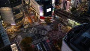 夕暮れの渋谷スクランブル交差点と行き交う人々｜渋谷区の浮気調査