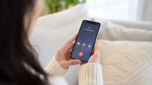 日本からマレーシアの夫へビデオ通話をかける妻の手元