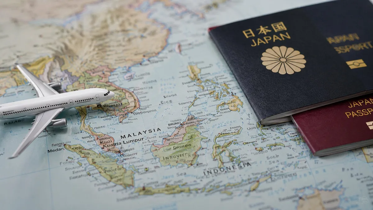 マレーシア周辺の地図と日本のパスポート、飛行機の模型