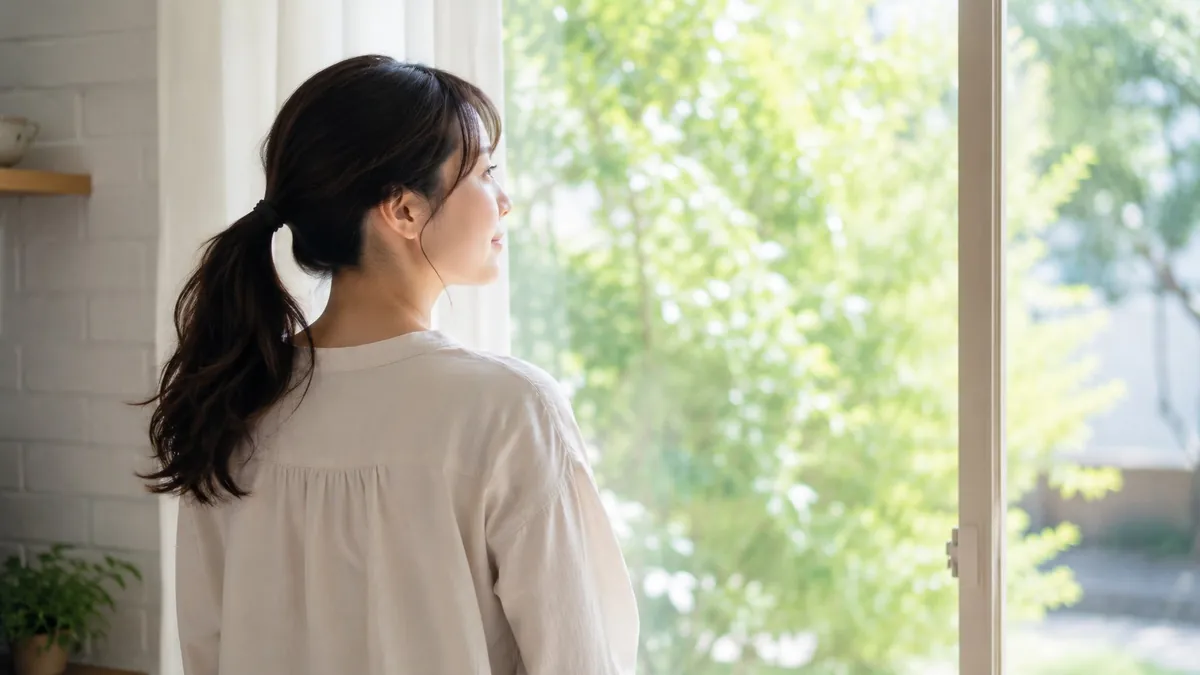 安心した表情で窓の外を眺める女性