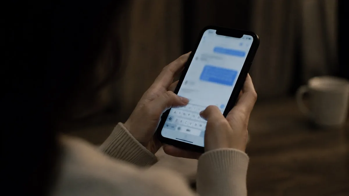 夫にメッセージを送るか迷う妻のスマホの手元