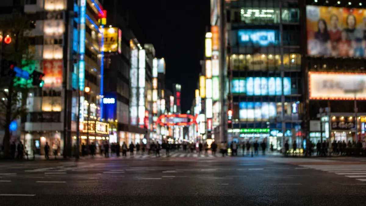 夜の繁華街を遠景から見たネオンの光