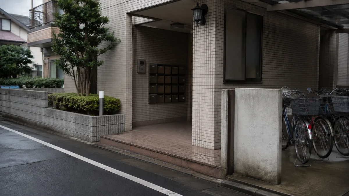 早朝の集合住宅のエントランス