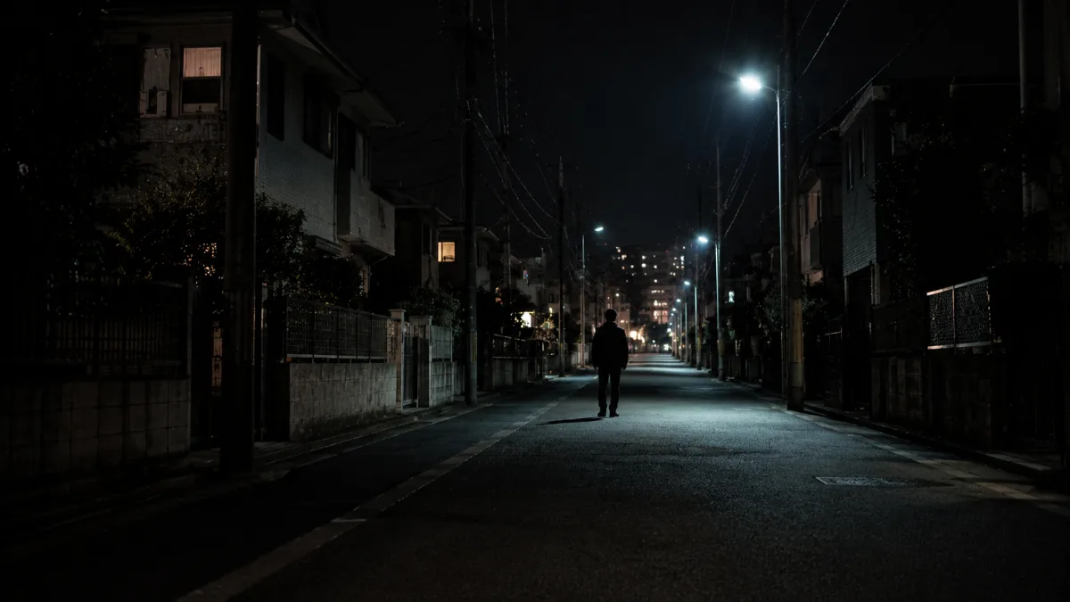 夜道に立ち止まる人物のシルエット