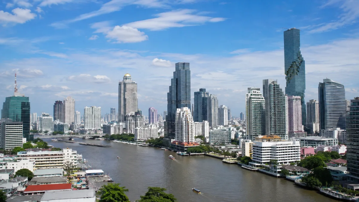 費用が変わる要素（バンコクの都市風景）