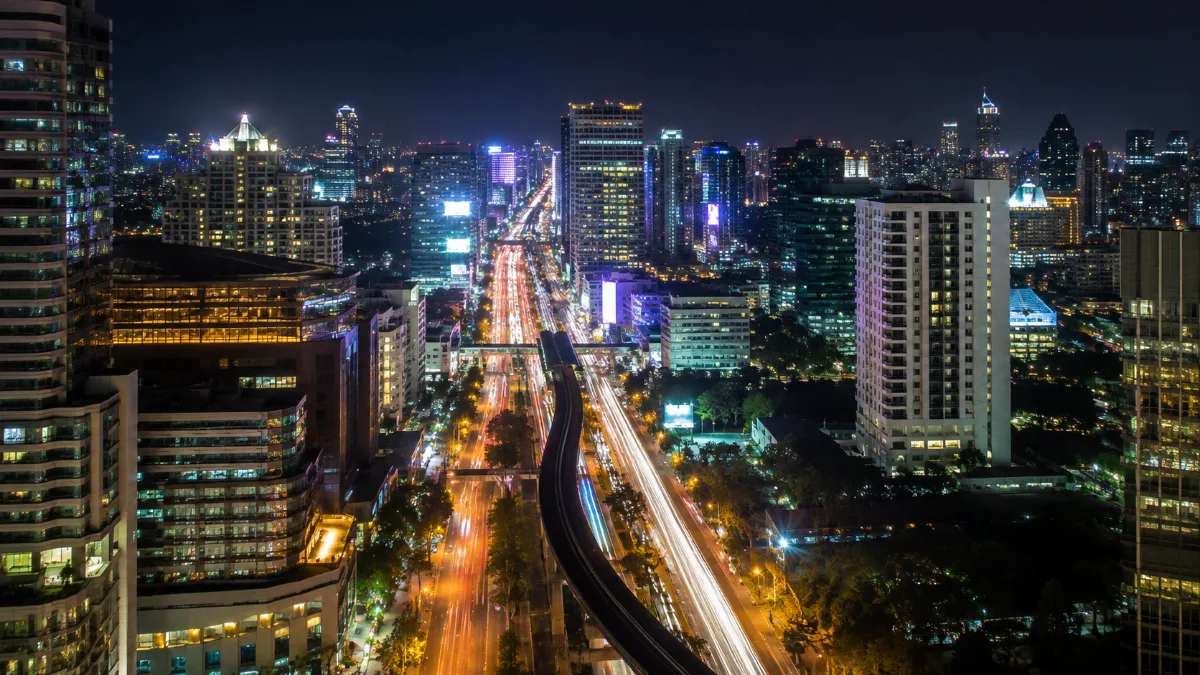 タイの調査費用が国内より高くなる理由（夜のバンコク）