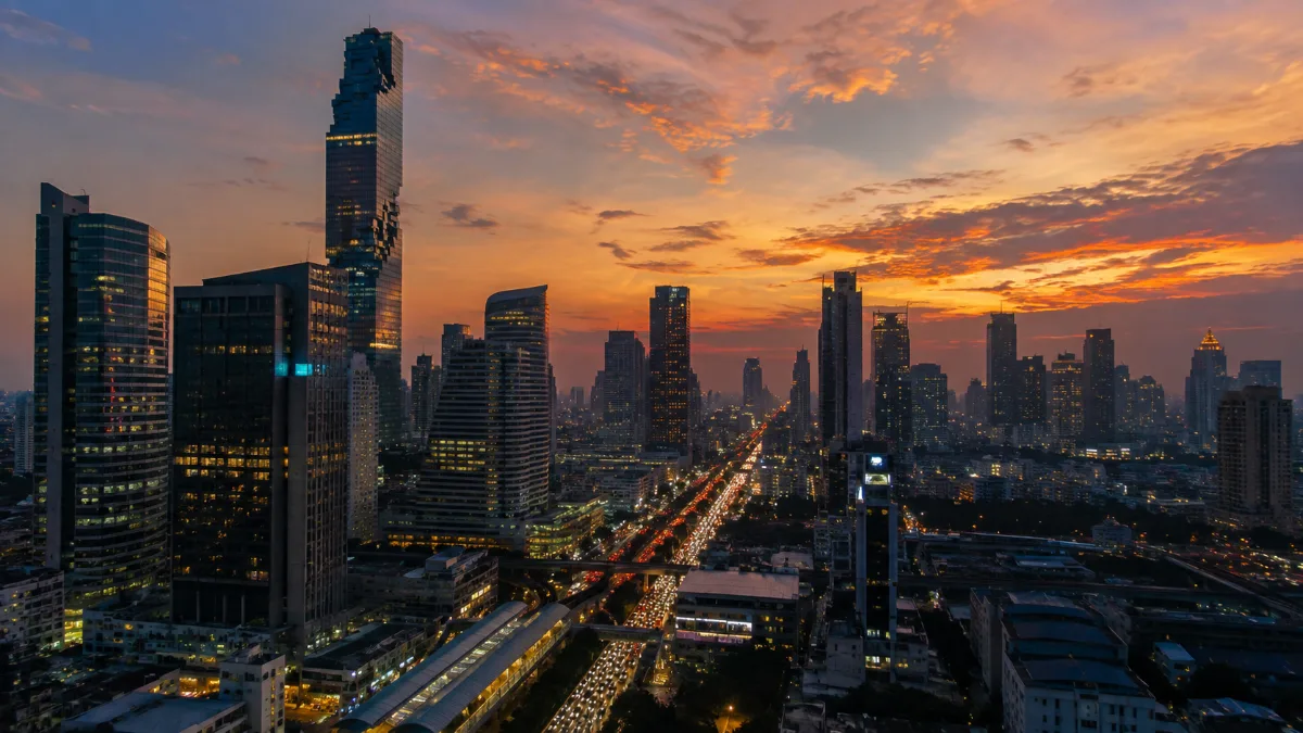 タイ駐在の夫の変化に気づきにくい理由（バンコクのオフィス街の夕景）