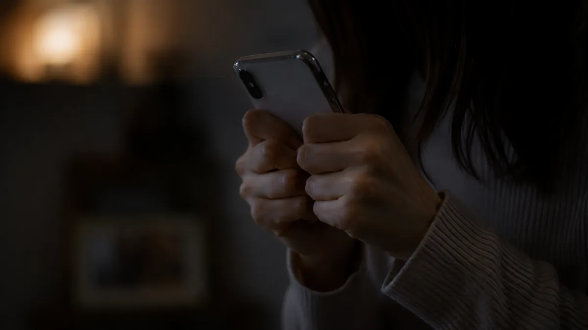 感情のままスマホを握りしめる手元