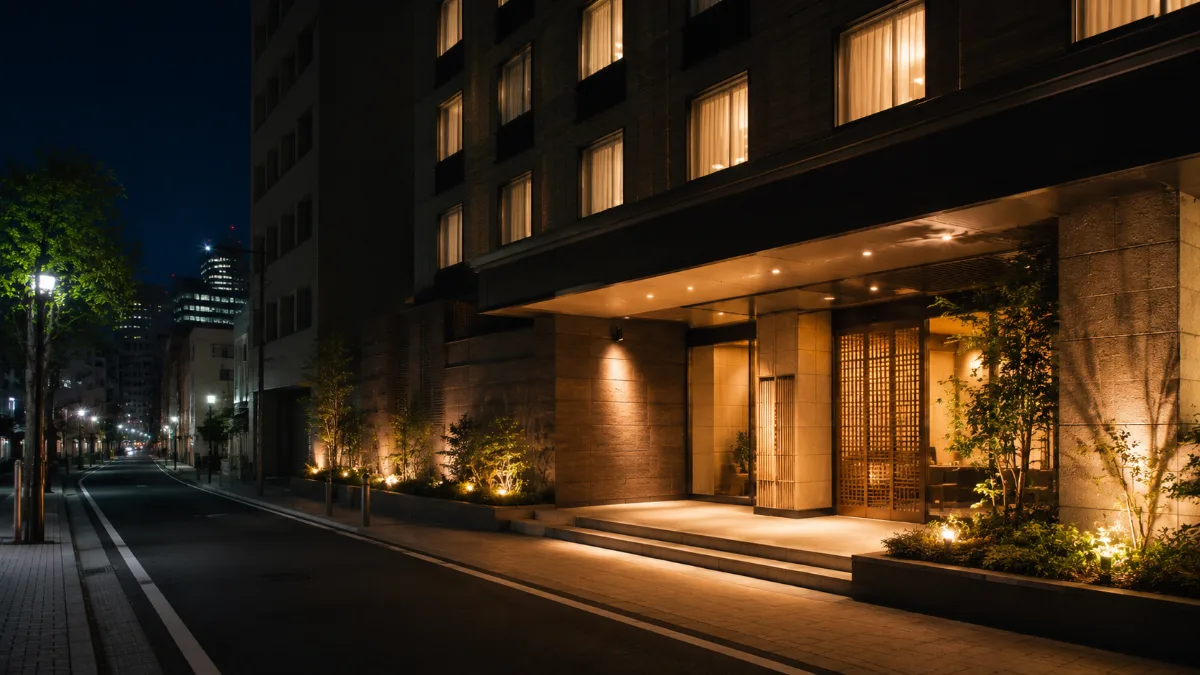 夜の街とホテルの明かり
