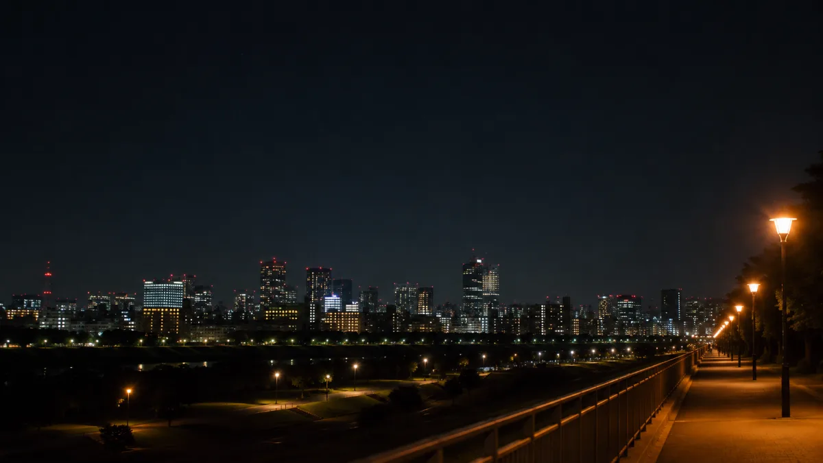 夜の街を離れた場所から見渡す視点