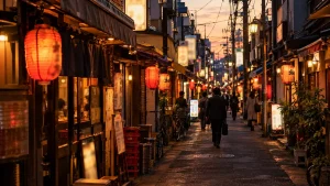 夕方の下町の飲み屋街の路地に並ぶ赤提灯の小さな居酒屋